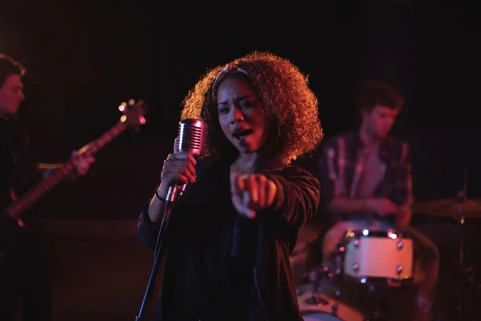 Amara E., vocalist, portrait
